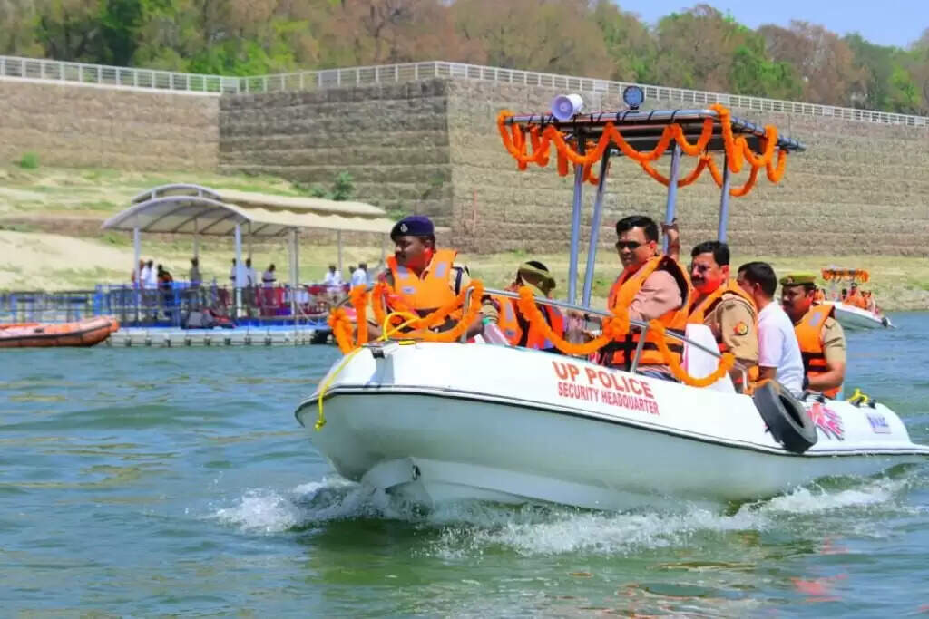 UP Police : वाराणसी पुलिस को मिली दो नई स्पीड बोट, गंगा घाटों पर सुरक्षा होगी और मजबूत