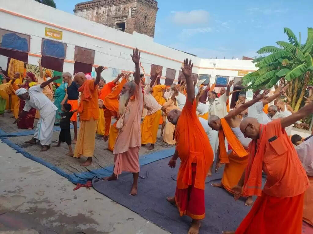 World Yoga Day : योग दिवस पर योगी सरकार का अनूठा प्रयास, 75 जिलों के वृद्धाश्रमों और सर्वोदय विद्यालयों में गूंजे योग के मंत्र