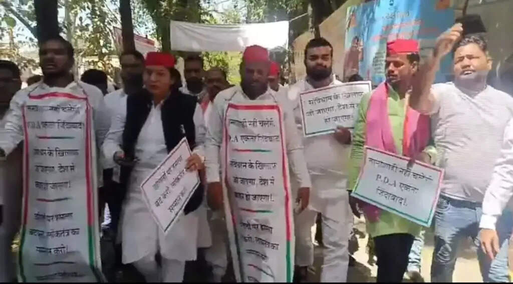 Karni Sena attack : करणी सेना का सपा सांसद रामजी लाल सुमन के घर पर हमला, सपा कार्यकर्ताओं ने सुरक्षा बढ़ाने की की मांग