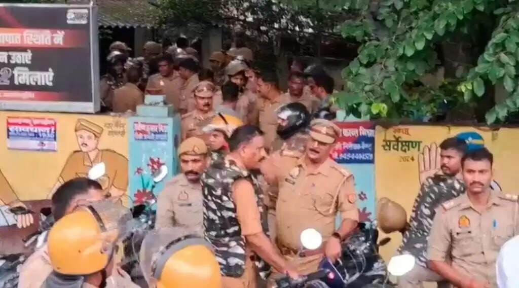 Varanasi : कचहरी परिसर में वकीलों का हंगामा, दरोगा समेत दो पुलिसकर्मियों को पीटा, BHU ट्रामा सेंटर रेफर