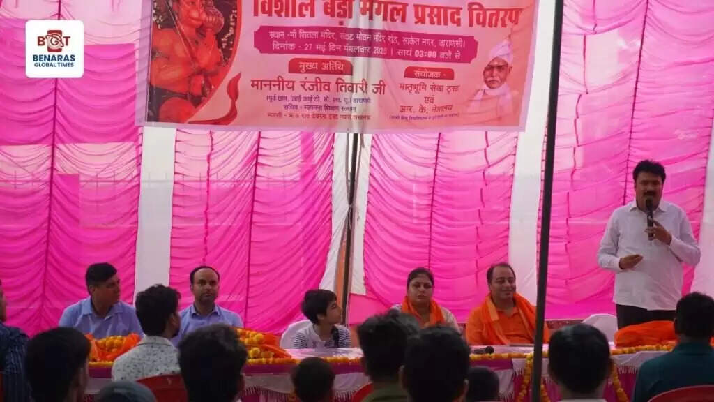 बड़ा मंगल पर 100 से अधिक श्रद्धालुओं ने लिया प्रसाद, RK Netralaya के डॉ. आर.के. ओझा को निःशुल्क मोतियाबिंद ऑपरेशन के लिए किया सम्मानित