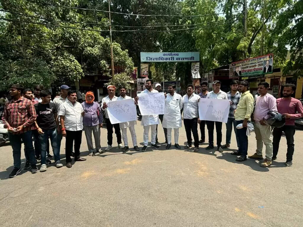 Varanasi : ग्राम प्रधान को फर्जी मुकदमे में फंसाने के विरोध में धरना प्रदर्शन, त्वरित न्याय की मांग