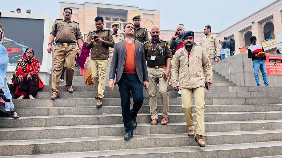 जिलाधिकारी ने दशाश्वमेध घाट से काशी विश्वनाथ कॉरिडोर तक किया निरीक्षण, अधिकारियों को दिए जरूरी निर्देश