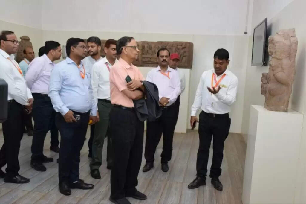 Varanasi : सारनाथ पहुंचे 16वें वित्त आयोग के अध्यक्ष डॉ. अरविंद पनगढ़िया, सारनाथ के ऐतिहासिक स्थलों का किया भ्रमण