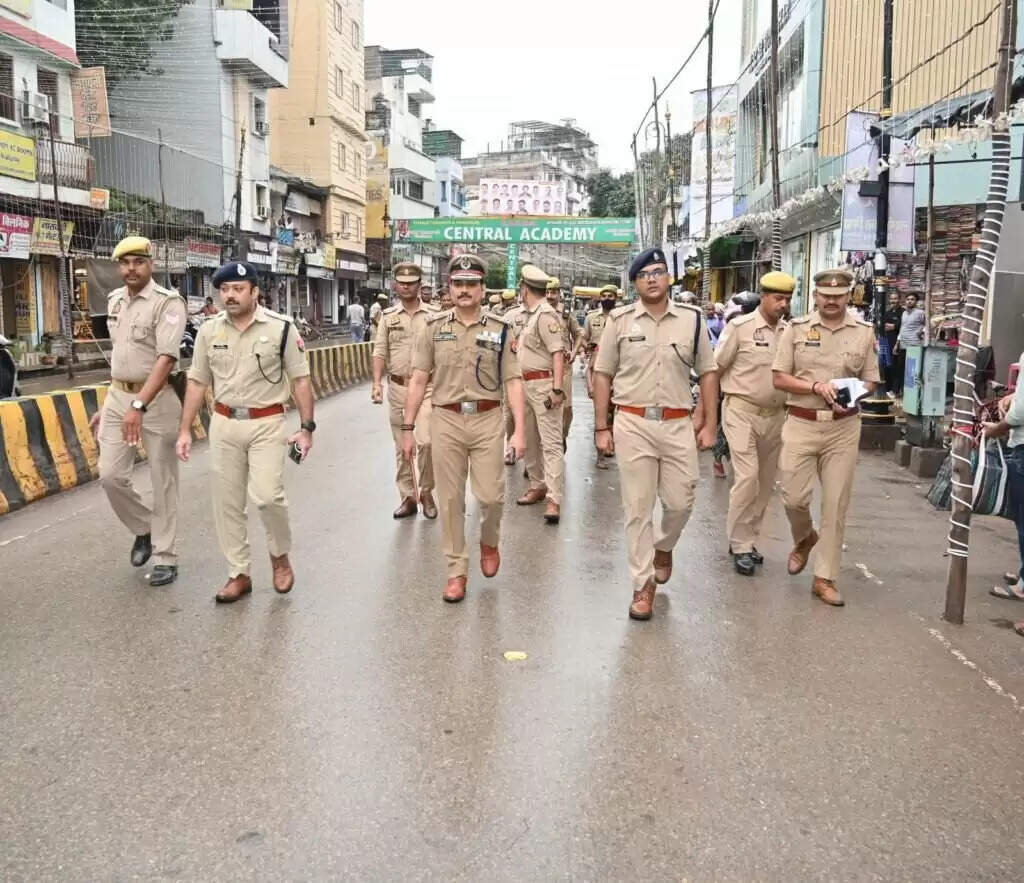 Police Commissioner: त्यौहारों और शुक्रवार की नमाज को लेकर वाराणसी पुलिस हाई अलर्ट, पुलिस आयुक्त ने किया पैदल रूट मार्च
