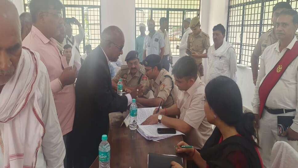 समाधान दिवस : DM ने सुनी फरियादियों की समस्याएं, अफसरों को दिया जल्द निस्तारण का आदेश