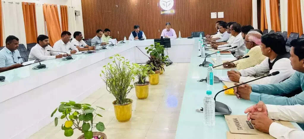 Varanasi Voter List 2025 : डीएम एस. राजलिंगम ने पारदर्शी चुनाव के लिए की अहम बैठक