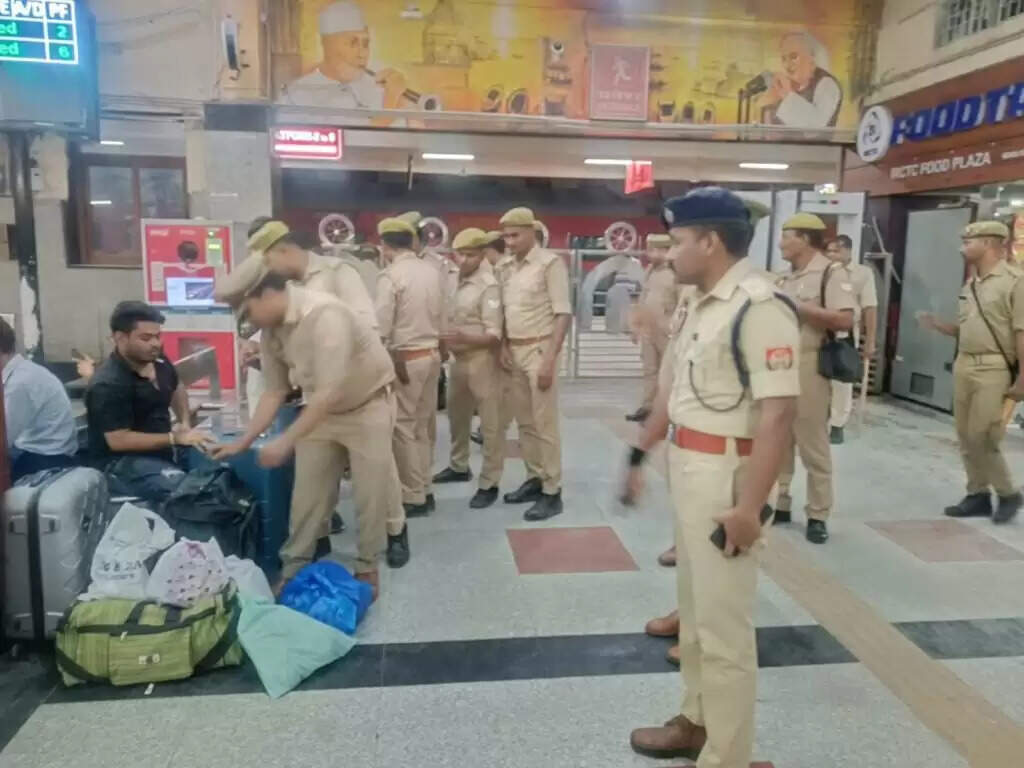 Pahalgam Attack: आतंकी हमले के बाद वाराणसी में भी अलर्ट! घाटों, स्टेशनों और होटलों में चेकिंग, CCTV से की जा रही कड़ी निगरानी