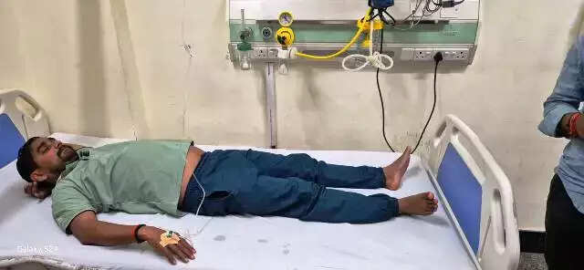 BHU : आमरण अनशन पर बैठे छात्र की हालत बिगड़ी, अस्पताल में भर्ती