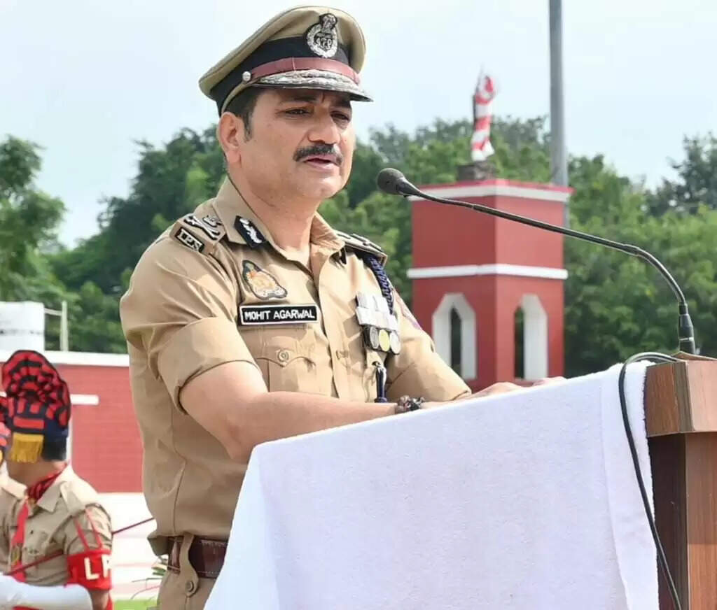 Police Commissioner: राष्ट्रपिता गांधी व शास्त्री जयंती पर पुलिस आयुक्त ने किया माल्यार्पण, दिलाई स्वच्छता की शपथ