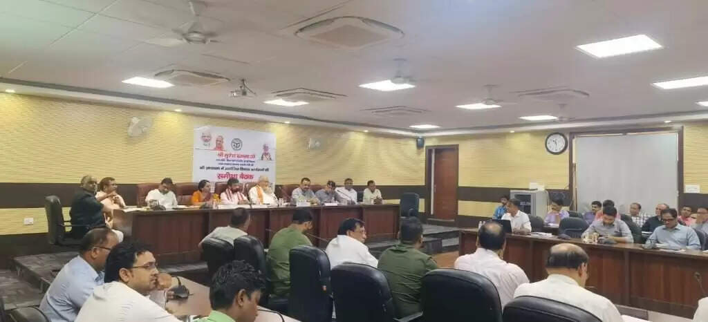 Varanasi: प्रभारी मंत्री सुरेश खन्ना की अध्यक्षता में विकास कार्यों की समीक्षा, 1 ट्रिलियन डॉलर अर्थव्यवस्था के योगदान पर जोर