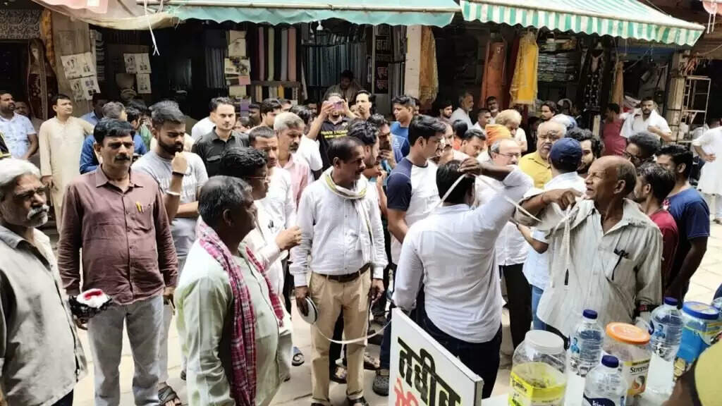Varanasi : दालमंडी में चौड़ीकरण के लिए 189 मकान-दुकानों पर मापी के लिए लगा लाल निशान, बनेगी वाराणसी की 'मॉडल सड़क'