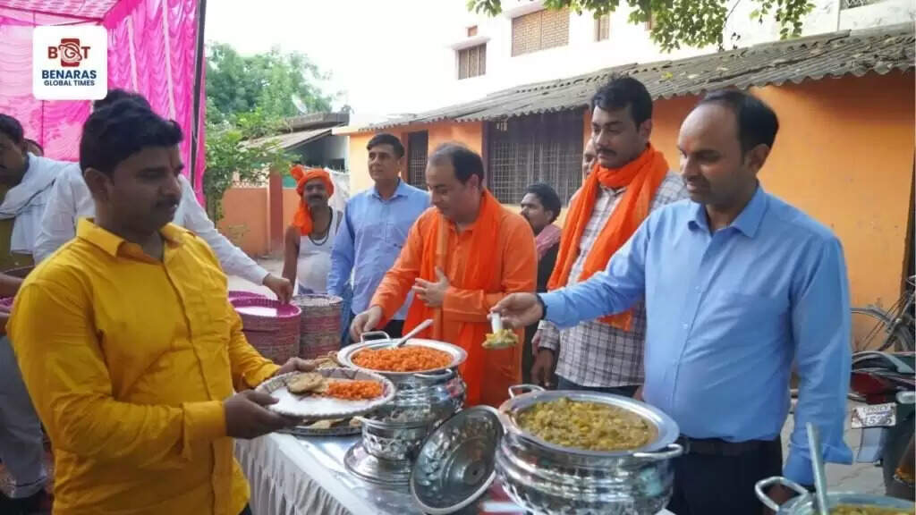 बड़ा मंगल पर 100 से अधिक श्रद्धालुओं ने लिया प्रसाद, RK Netralaya के डॉ. आर.के. ओझा को निःशुल्क मोतियाबिंद ऑपरेशन के लिए किया सम्मानित