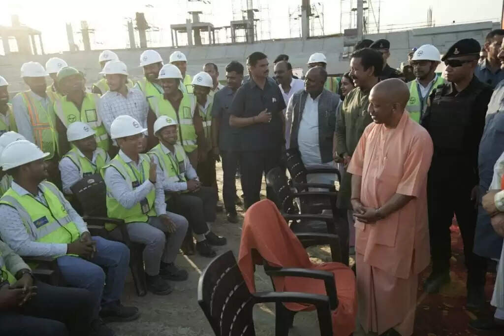 UP CM : मुख्यमंत्री योगी आदित्यनाथ ने दो दिवसीय काशी दौरे पर गंजारी अंतरराष्ट्रीय क्रिकेट स्टेडियम का निरीक्षण किया