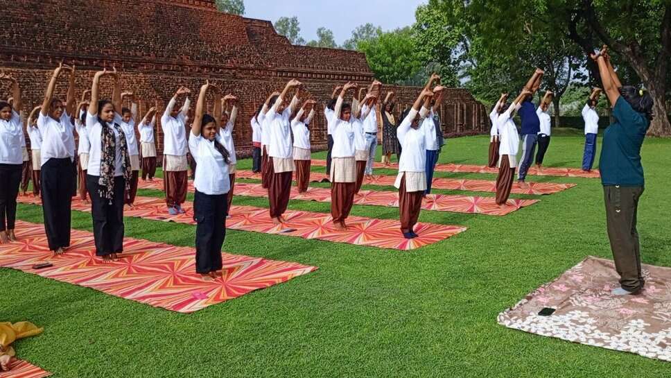 World Yoga Day : सारनाथ में लोगों ने किया योगासन, योग के वैज्ञानिक लाभ और महत्व के बारे में जाना