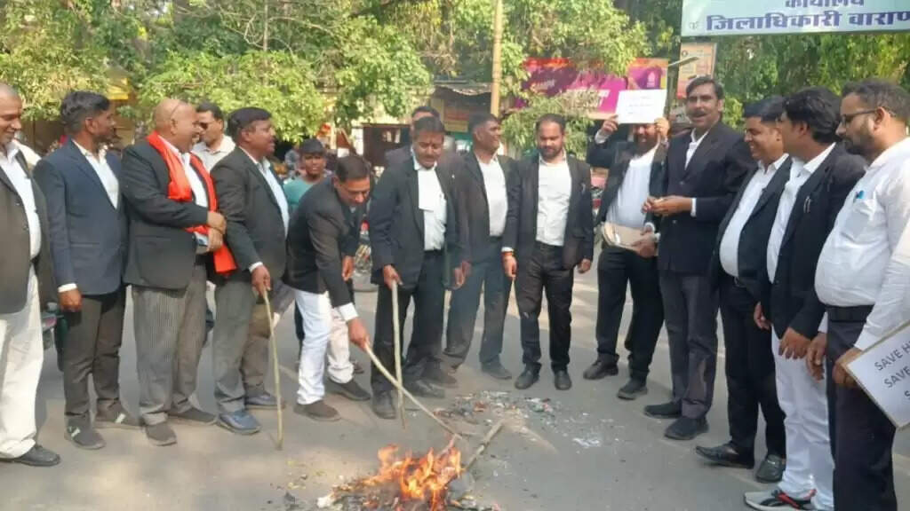 District Court : वाराणसी में अधिवक्ताओं ने फूंका ममता बनर्जी का पुतला, बंगाल में हिंदुओं पर हो रहे अत्याचार का जताया विरोध