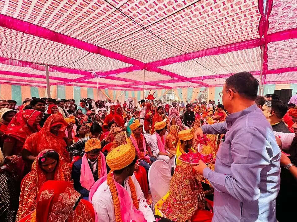 Mass Marriage Scheme: शहीद उद्यान में 45 जोड़ों का विवाह सम्पन्न, नगर निगम ने की शानदार व्यवस्था