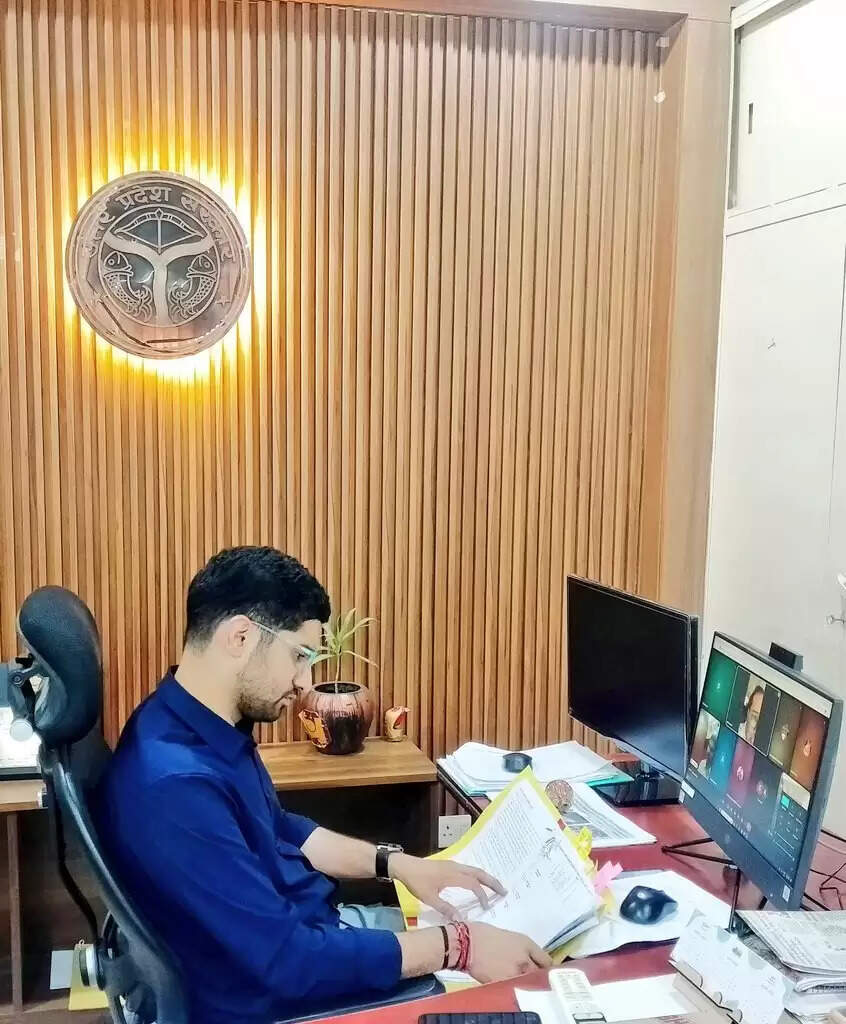 CDO हिमांशु नागपाल ने पीएम किसान योजना व डिजिटल क्रॉप सर्वे की धीमी प्रगति पर जताई नाराजगी