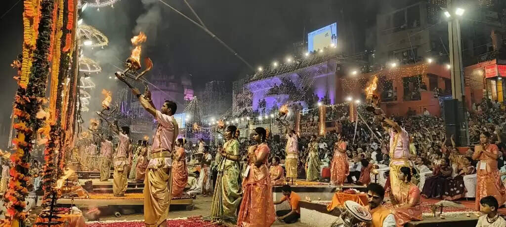 Dev Deepawali 2024 : लाखों दीपों से टिमटिमाएं गंगा तट, उपराष्ट्रपति और सीएम योगी ने देखी देव दीपावली की अद्भुत छटा