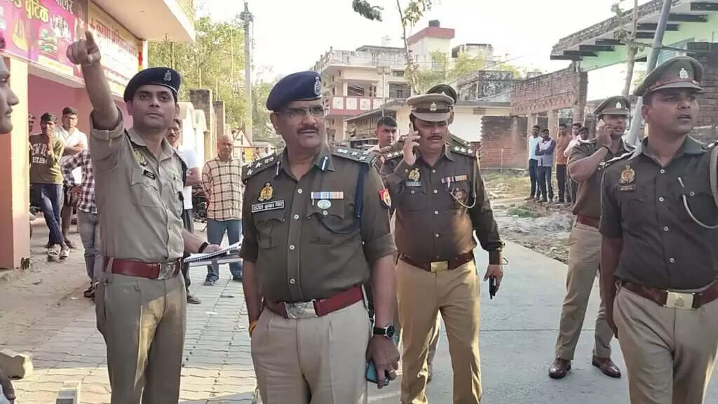 Firing Incident : सराफा कारोबारी और उनके पिता को गोली मारकर बदमाश फरार