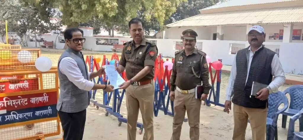 महाकुम्भ में यातायात नियंत्रण को आसान बनाने के लिए वाराणसी विकास प्राधिकरण ने 200 बैरियर्स सौंपे