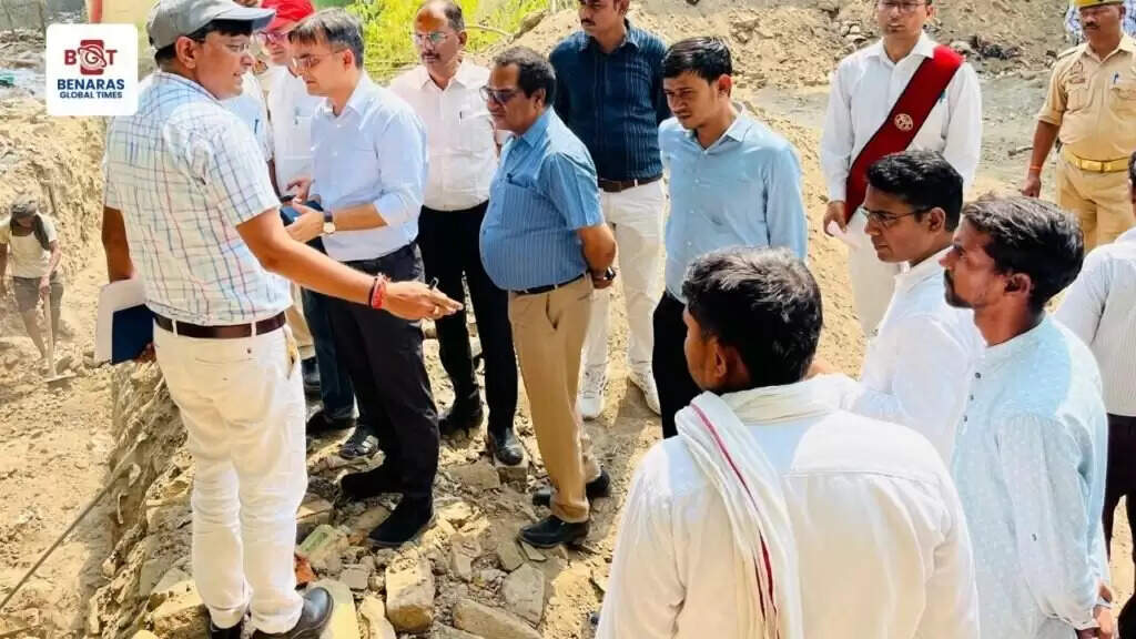 Varanasi: जिलाधिकारी ने किया यूनिटी मॉल व कज्जाकपुरा ओवरब्रिज का निरीक्षण, निर्माण कार्यों में तेजी के दिए निर्देश