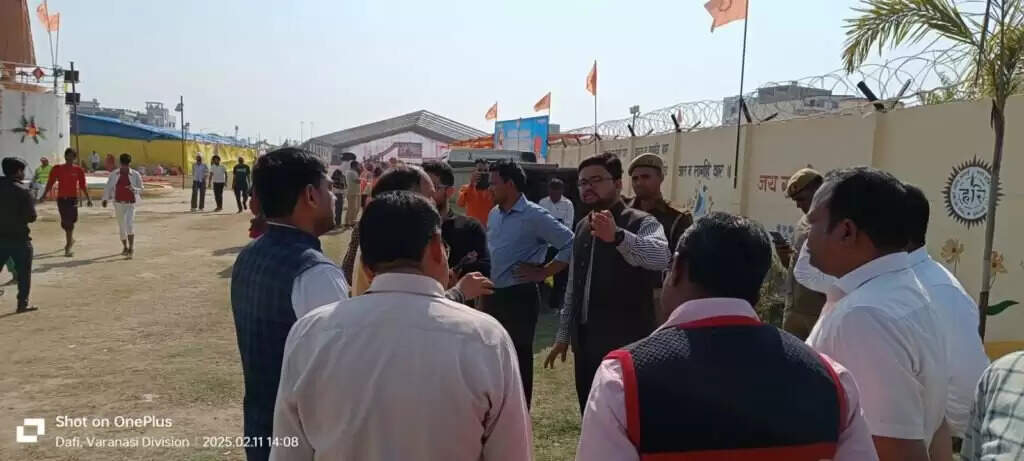 नगर आयुक्त ने किया संत रविदास जन्म स्थलीय मेला क्षेत्र का निरीक्षण, सफाई और सुविधाओं पर दिए कड़े निर्देश