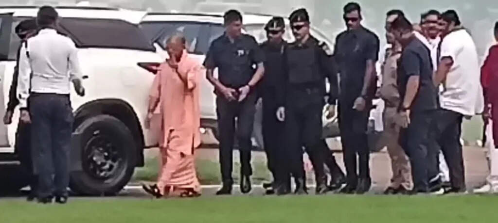 CM Yogi पहुंचे वाराणसी, मॉरीशस पीएम के दौरे की तैयारियों का लेंगे जायजा