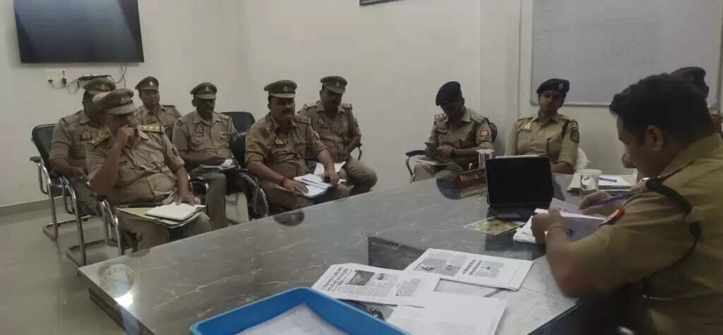 Varanasi Police : पुलिस उपायुक्त गोमती ज़ोन ने की सीएम डैशबोर्ड और आईजीआरएस की समीक्षा बैठक