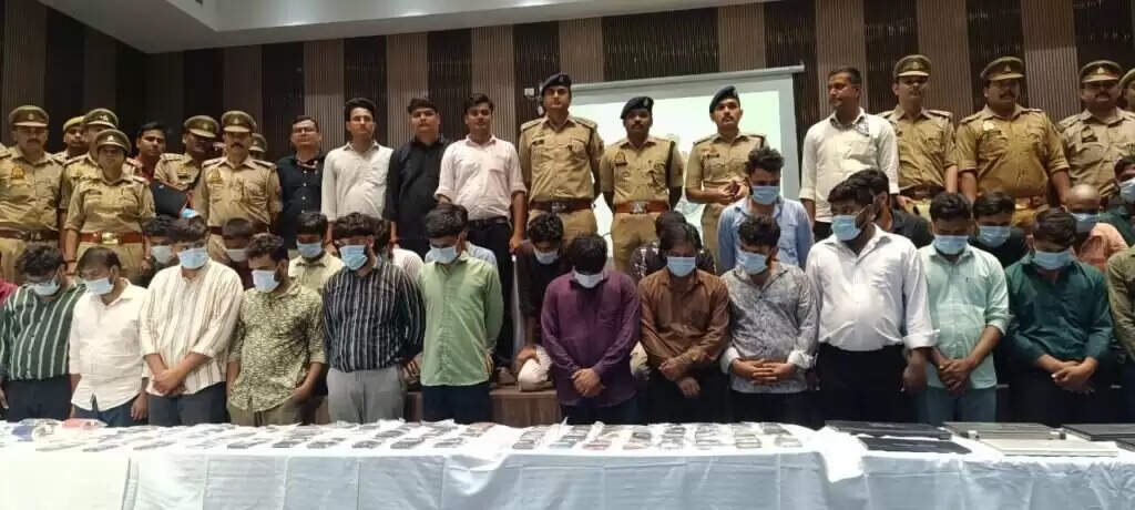 Varanasi: शेयर मार्केट निवेश के नाम पर करोड़ों की ठगी, पुलिस ने पकड़े 2 फर्जी कॉल सेंटर, 29 गिरफ्तार