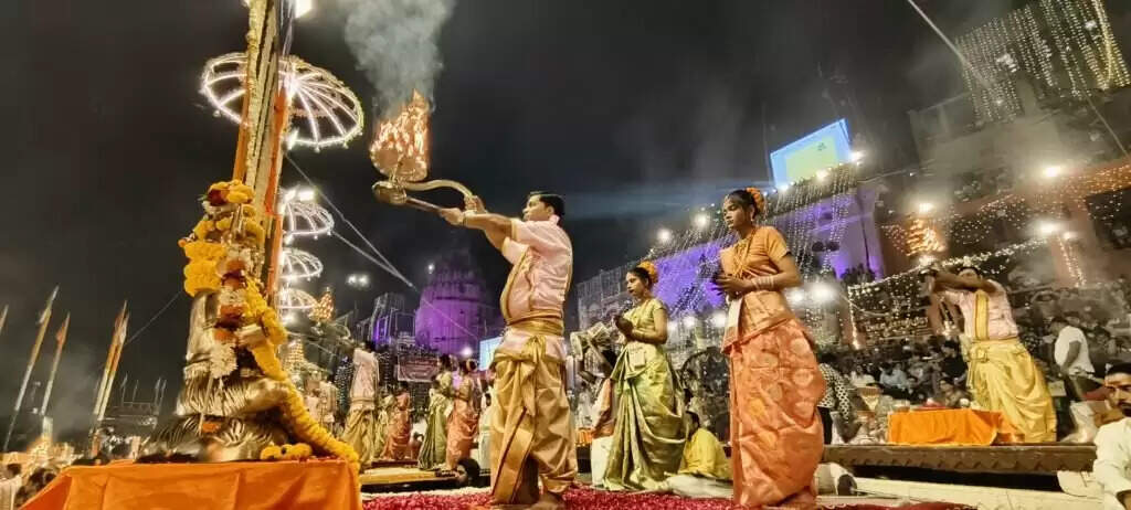 Dev Deepawali 2024 : लाखों दीपों से टिमटिमाएं गंगा तट, उपराष्ट्रपति और सीएम योगी ने देखी देव दीपावली की अद्भुत छटा