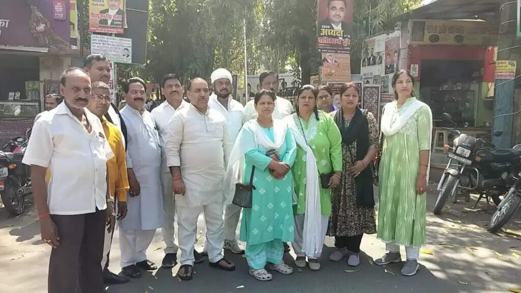 Liquor Shop Chaos : कांग्रेस नेता राघवेंद्र चौबे के नेतृत्व में महिलाओं ने जिलाधिकारी को सौंपा ज्ञापन