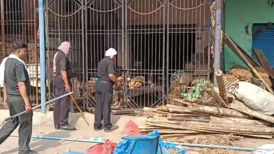 Varanasi: VDA मेंबर अंबरीश भोला ने CM की धौंस दिखाकर तोड़ा अवैध गोदाम का ताला, अफसर से नोकझोंक, दी ट्रांसफर की धमकी