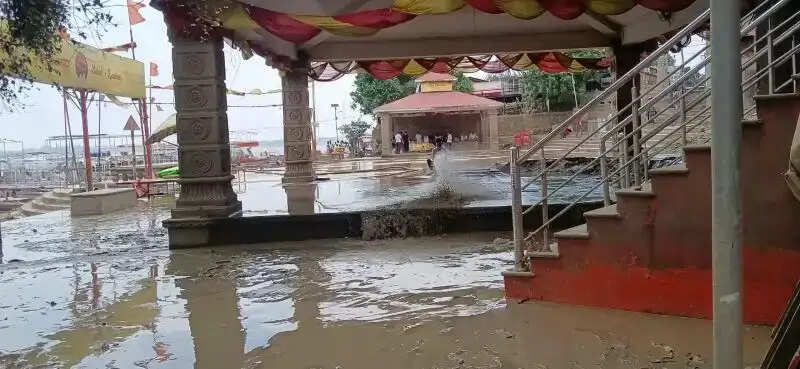Ganga घाटों पर तेजी से चल रहा सफाई अभियान, बाढ़ के बाद फिर लौट रहा घाटों का स्वरूप