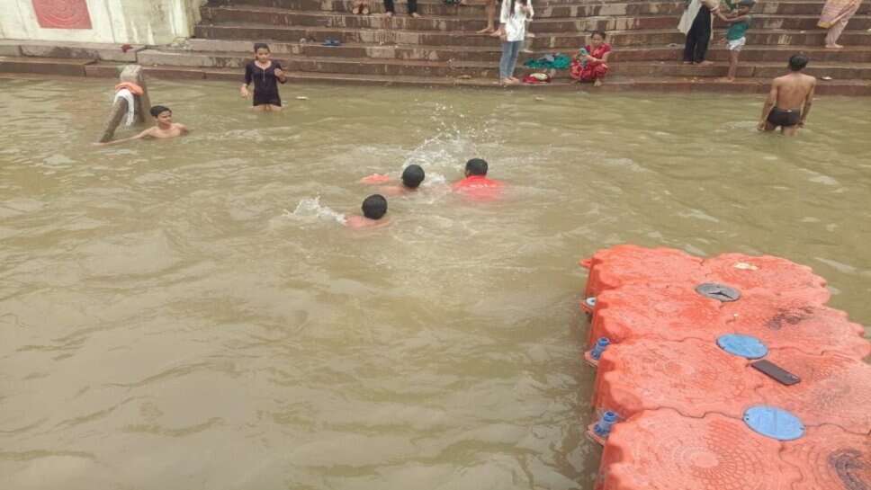 Varanasi : मीरघाट पर में डूब रहे किशोर को एनडीआरएफ ने बचाया, सुरक्षित किया रेस्क्यू
