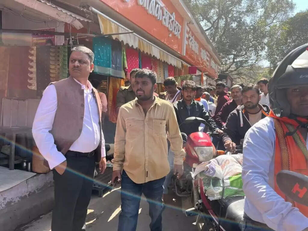 जिलाधिकारी ने मैदागिन क्षेत्र का किया निरीक्षण, दुकानदारों को सामान अंदर रखने के निर्देश