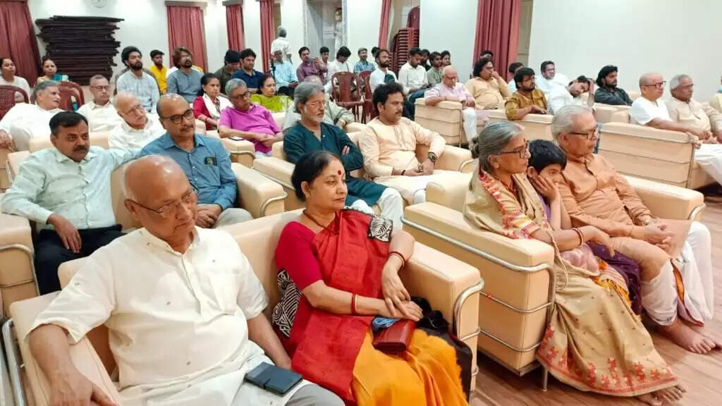 Varanasi : "संवाद" सांगीतिक संध्या में सारंगी की मधुर जुगलबंदी से बंधा सुरों का समां