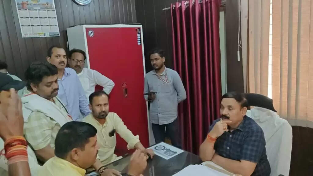 Varanasi RTO : फर्जी चालान और उत्पीड़न के विरोध में बनारस टूरिज्म एसोसिएशन का आरटीओ कार्यालय पर प्रदर्शन, एआरटीओ ने दिया आश्वासन