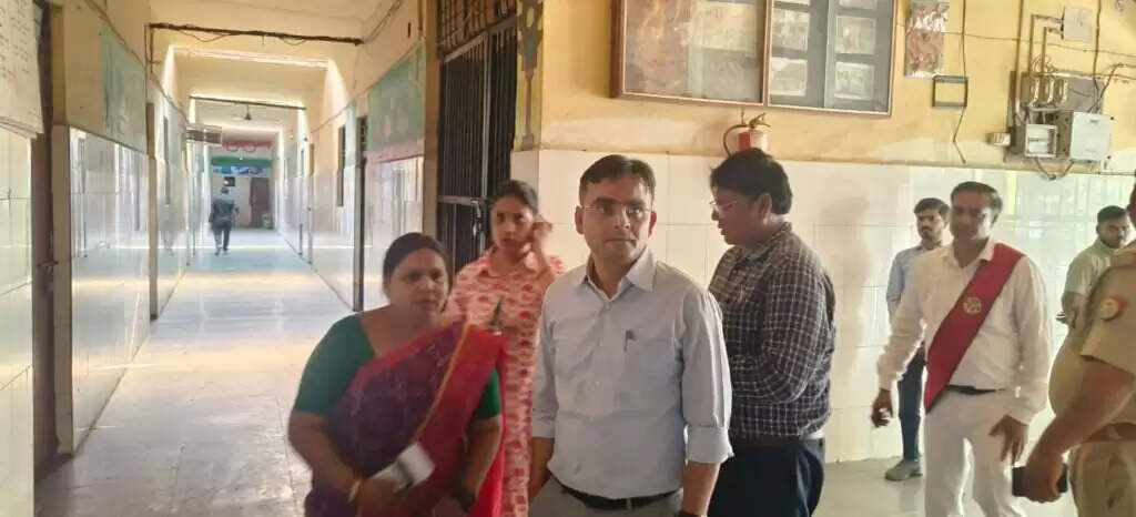 Varanasi DM : जिलाधिकारी ने रामनगर स्थित राजकीय बाल गृह और बालिका गृह का किया निरीक्षण