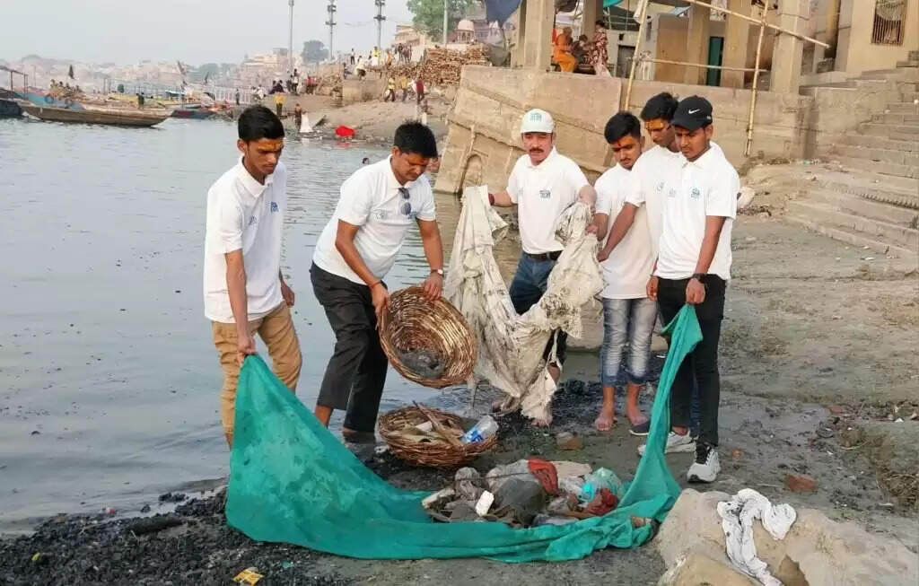 Namami Gange Campaign : मणिकर्णिका घाट पर चला स्वच्छता अभियान, लोगों से की गंगा नदी में कूड़ा न डालने की अपील