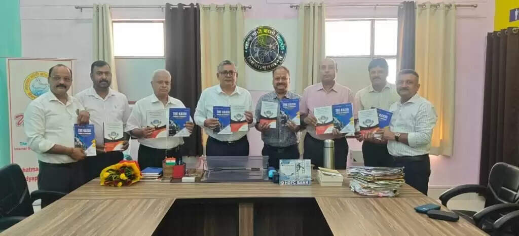 काशी विद्यापीठ में VC प्रो. आनन्द कुमार त्यागी ने किया पुस्तक और शोध पत्रिका का विमोचन