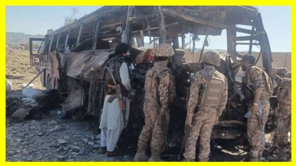 Pakistani Army Convoy Attack : पाकिस्तान में बड़ा आतंकी हमला, सेना के काफिले पर आत्मघाती विस्फोट, 13 सैनिकों की मौत