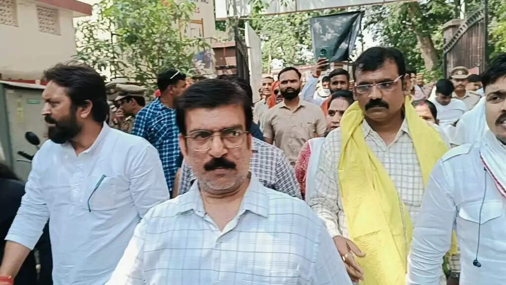 Karni Sena protest : करणी सेना का जिलामुख्यालय पर प्रदर्शन, सपा नेताओं हरीश मिश्रा और संदीप मिश्रा पर फूटा गुस्सा