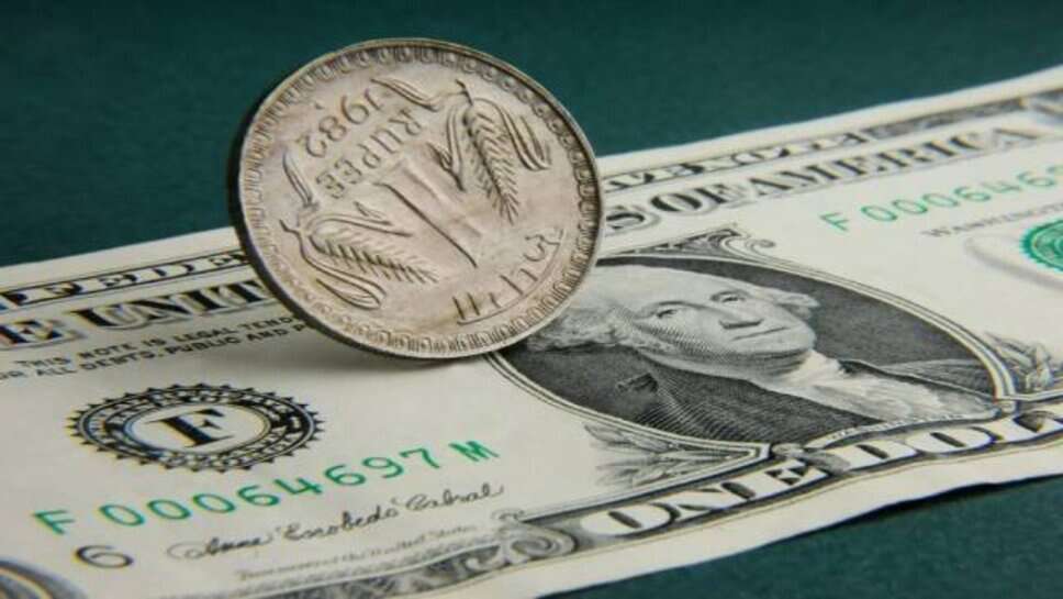 डॉलर के मुकाबले रुपया हुआ पस्त, पहुंचा अबतक के सबसे निचले स्तर पर