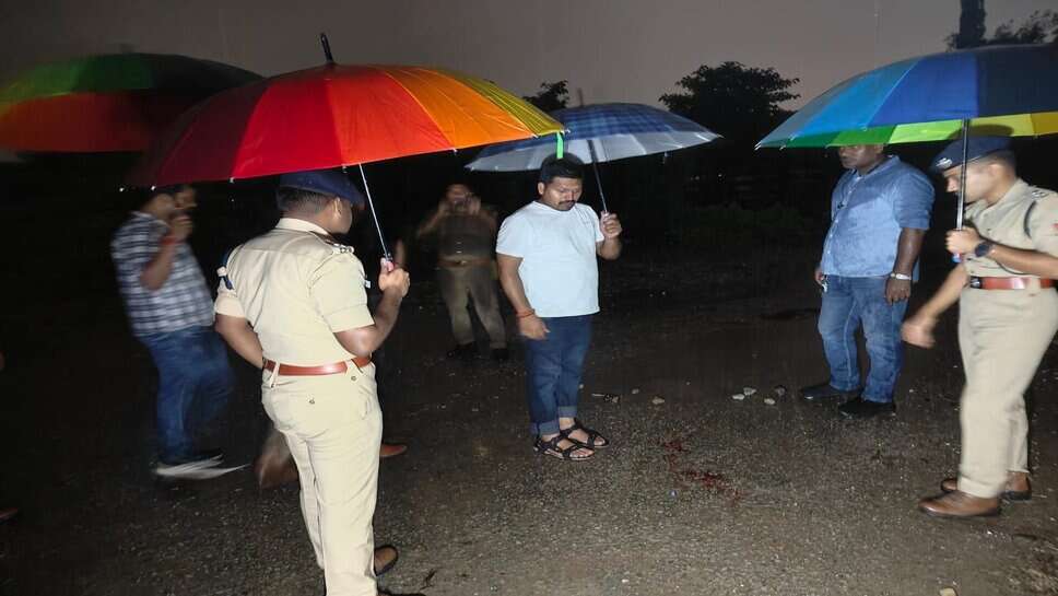 Varanasi : पुलिस मुठभेड़ में चेन स्नेचर रानू गिरफ्तार, लूट की चेन बरामद