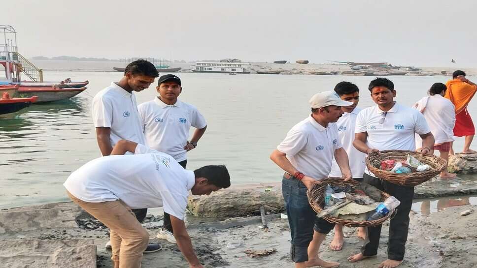 Namami Gange Campaign : मणिकर्णिका घाट पर चला स्वच्छता अभियान, लोगों से की गंगा नदी में कूड़ा न डालने की अपील