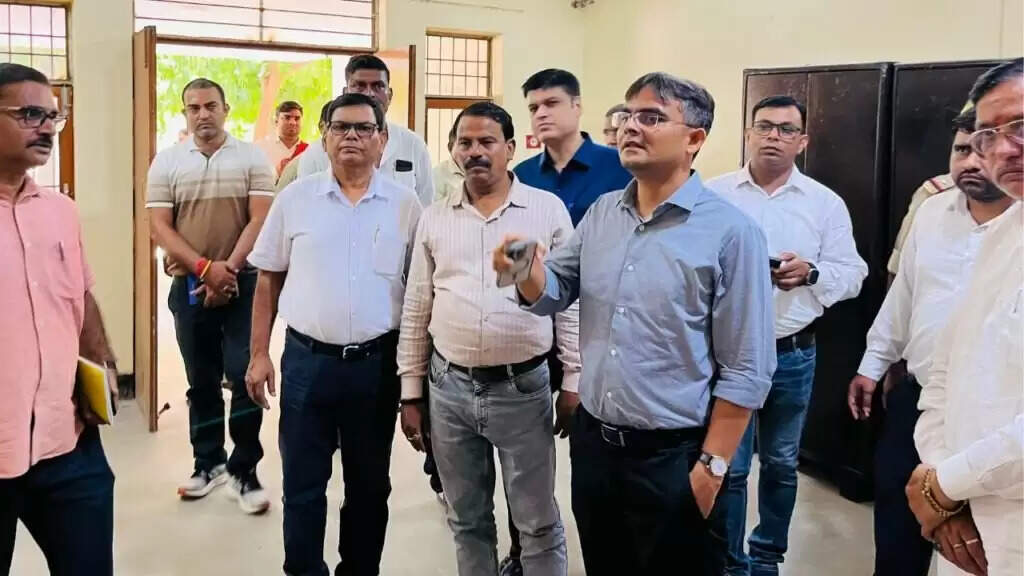 Varanasi: ईवीएम-वीवीपैट वेयरहाउस का डीएम सत्येंद्र कुमार ने किया निरीक्षण, सुरक्षा व्यवस्था के कड़े निर्देश