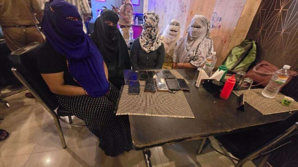 Varanasi : रेस्टोरेंट की आड़ में चल रहा था सेक्स रैकेट, 5 युवतियों समेत 8 गिरफ्तार