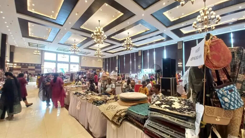 Shravani Mela 2025 : वाराणसी में सांस्कृतिक उत्सव के साथ गूंजा महिला सशक्तिकरण का संदेश, हजारों लोगों ने लिया सहभाग