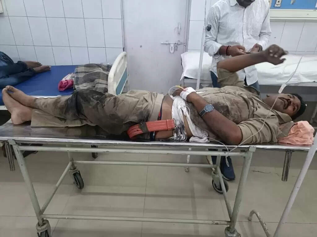 Varanasi : कचहरी परिसर में वकीलों का हंगामा, दरोगा समेत दो पुलिसकर्मियों को पीटा, BHU ट्रामा सेंटर रेफर